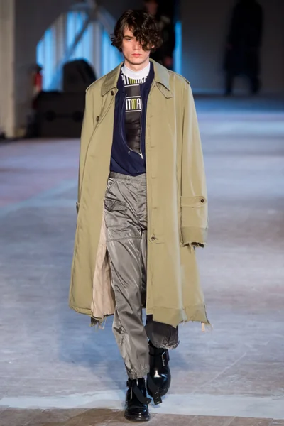 Look 16